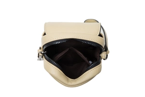 Vue de dessus du sac pour téléphone en cuir crème montrant la doublure et le zip en métal