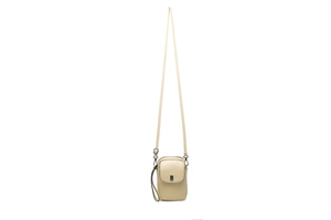 Détail du sac à bandoulière beige avec texture croisée et boucle en métal doré