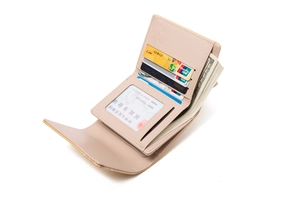 Interno dettagliato del portafoglio beige a tre ante con scomparti per carte e banconote
