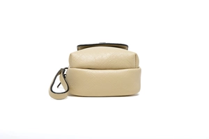 Détail montrant la structure du fond et la finition des bords de ce sac en cuir beige