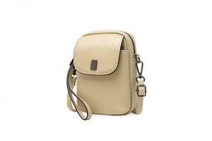 Détail d'un sac pour téléphone en similicuir beige avec une boucle en métal foncé
