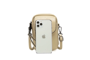 Petit sac bandoulière en cuir beige avec un smartphone pour référence de taille
