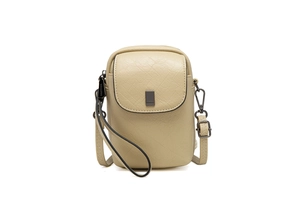 Détail du sac à téléphone en cuir texturé beige avec boucle en métal et rabat chic