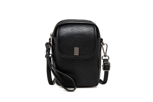 Détail du petit sac bandoulière en cuir noir avec fermoir métallique et bandoulière