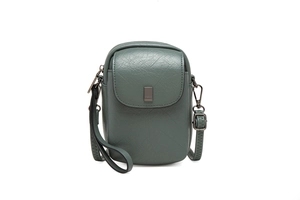 Vue détaillée du sac à bandoulière vert sauge en cuir grainé avec plaque métallique