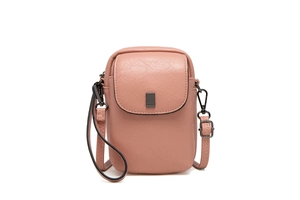 Détail de la pochette téléphone rose avec texture cuir grainé et boucle métallique chic