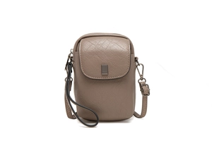 Vue détaillée de la texture de cuir litchi et de la plaque en métal sur le sac de téléphone