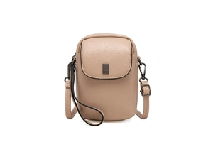 Détail d'un sac pour téléphone en cuir beige avec boucle métallique et bandoulière réglable