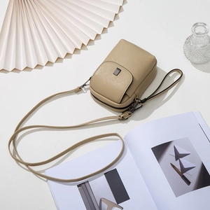Sac à bandoulière minimaliste beige en cuir grainé pour téléphone avec boucle en métal gris