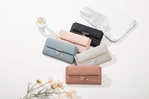 Ensemble de portefeuilles longs à fleurs en couleurs pastel avec boucle métallique chic