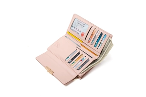 Détail d'un portefeuille en similicuir rose avec multiples fentes pour cartes et rangement