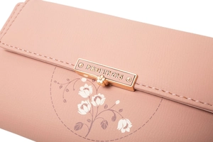 Détail du portefeuille en cuir PU rose avec imprimé floral blanc et fermoir doré PRETTYZYS