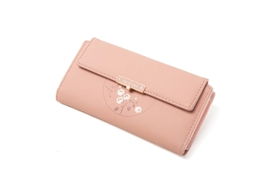 Détails du portefeuille long rose avec imprimé floral blanc et fermoir en métal doré