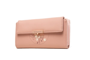 Détail du portefeuille rose en cuir PU avec plaque dorée et motif floral imprimé