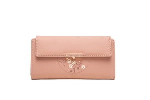 Détail du portefeuille rose long avec imprimés floraux et plaque en métal doré