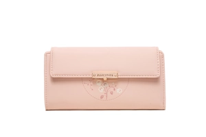Détail d'un portefeuille long rose avec imprimé floral et boucle en métal doré chic