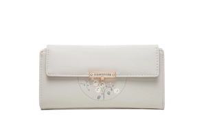Détail du portefeuille en cuir gris clair à texture litchi avec imprimé floral de rose