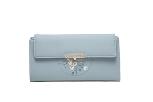 Détail du portefeuille en cuir PU bleu avec imprimé floral et plaque logo dorée