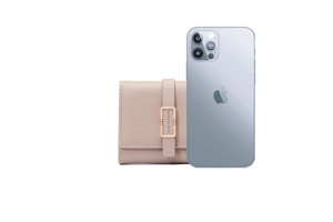 Detail der rosa Lederbörse mit Goldschnalle neben einem Handy zum Größenvergleich