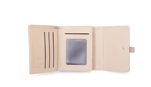 Innenansicht einer beige Ledergeldbörse mit Kartenfächern und Markenlogo