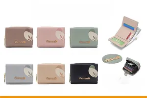 Portafogli multicolore a tre ante con fessure per carte e tasca portamonete con chiusura a zip