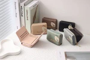 Dettaglio dei portafogli da donna in pelle PU con scomparti per carte e zip metallica