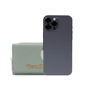 Portafoglio donna verde menta a confronto con uno smartphone su sfondo bianco