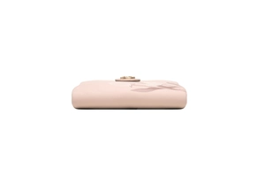 Détail du portefeuille rose en cuir avec imprimé floral montrant l'épaisseur du côté