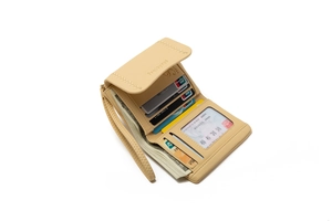 Dettaglio del portafoglio a fisarmonica beige aperto con fessure per carte e banconote