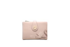 Vue détaillée du portefeuille rose avec imprimé floral, boucle et détails dorés