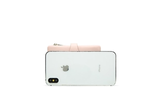 Mini portefeuille en cuir grainé rose avec comparaison de taille par smartphone
