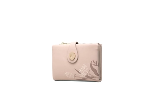 Détail du portefeuille en cuir rose avec logo doré et motifs floraux élégants