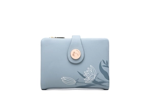 Détail du portefeuille en cuir bleu clair avec motif lotus et boucle or rose