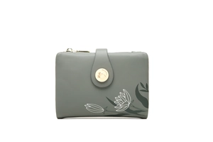 Détail du portefeuille gris avec motif floral et boucle métallique dorée chic