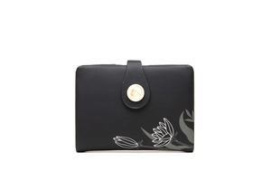 Détail du portefeuille en cuir noir texturé avec motif lotus et fermoir en métal doré