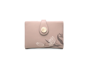 Détail du portefeuille en cuir grainé rose avec motif lotus et fermoir doré chic