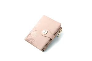 Gros plan du portefeuille en cuir rose clair avec imprimé lotus et boucle en métal