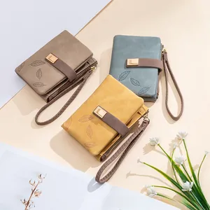 Dettaglio di portamonete con motivo foglia opaco in marrone vintage, blu-grigio e giallo