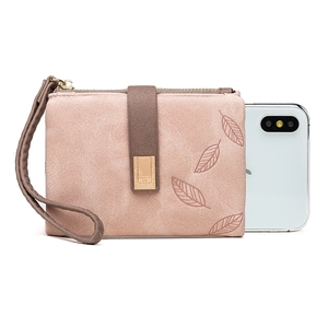 Confronto dimensioni di una borsa vintage con fibbia a foglia accanto a uno smartphone
