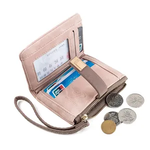 Dettaglio del portafoglio rosa satinato con fessure per carte e cerniera dorata