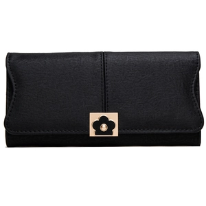 Détail d'un long portefeuille en satin noir avec boucle fleur dorée et coutures verticales