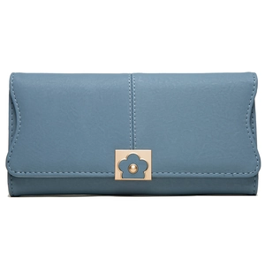 Détail d'un long portefeuille bleu-gris avec surpiqûres blanches et boucle fleurie dorée