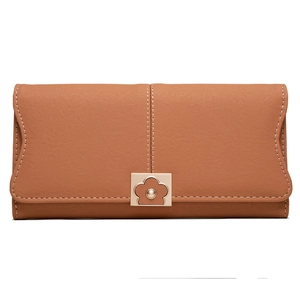 Détail d'un portefeuille long en cuir marron avec surpiqûres et boucle fleur dorée