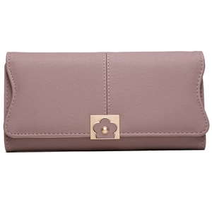 Détail du portefeuille en cuir rose avec fermoir fleur dorée et coutures verticales