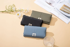 Détail de portefeuilles longs en cuir pour femme avec boucles fleurs en vert, noir et bleu