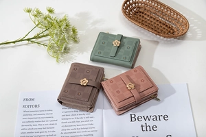 Detailsicht kurzer Klappbrieftaschen mit Blumen-Hardware und Karostruktur