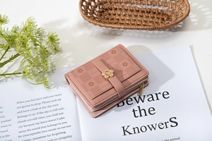 Nahaufnahme der rosa Damen-Brieftasche mit Blumen-Metallverschluss und Karomuster