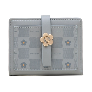 Detail der hellblauen kurzen Brieftasche mit Blumendruck und goldener Blumenschließe