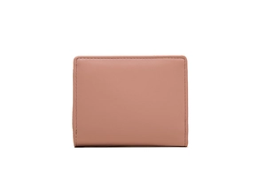 Detailansicht einer altrosa Faltbrieftasche mit feiner Lederstruktur und Ton-in-Ton-Nähten