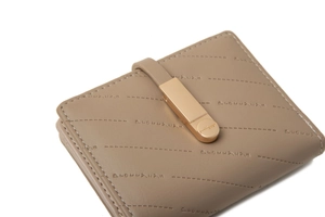 Gros plan du portefeuille en similicuir kaki avec boucle dorée et surpiqûres